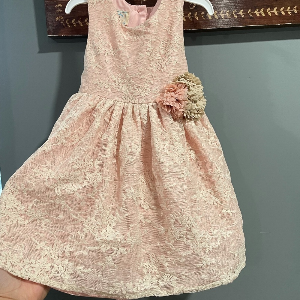 Dress 2t very beautiful brand new never worn but no tags on ! Read before